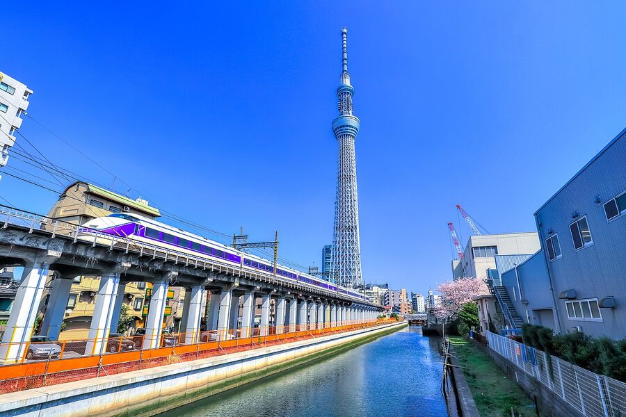 A Spacia at Tokyo Skytree from Genmori Bridge