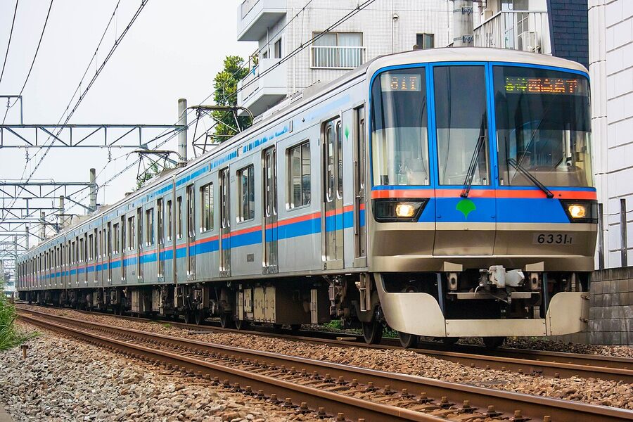Toei 6300 series approaching Ookayama Station on Tokyu Meguro Line