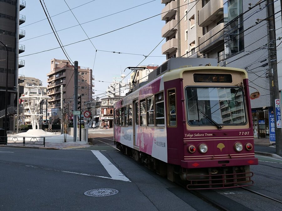 Toden Arakawa Line tram running in Tokyo