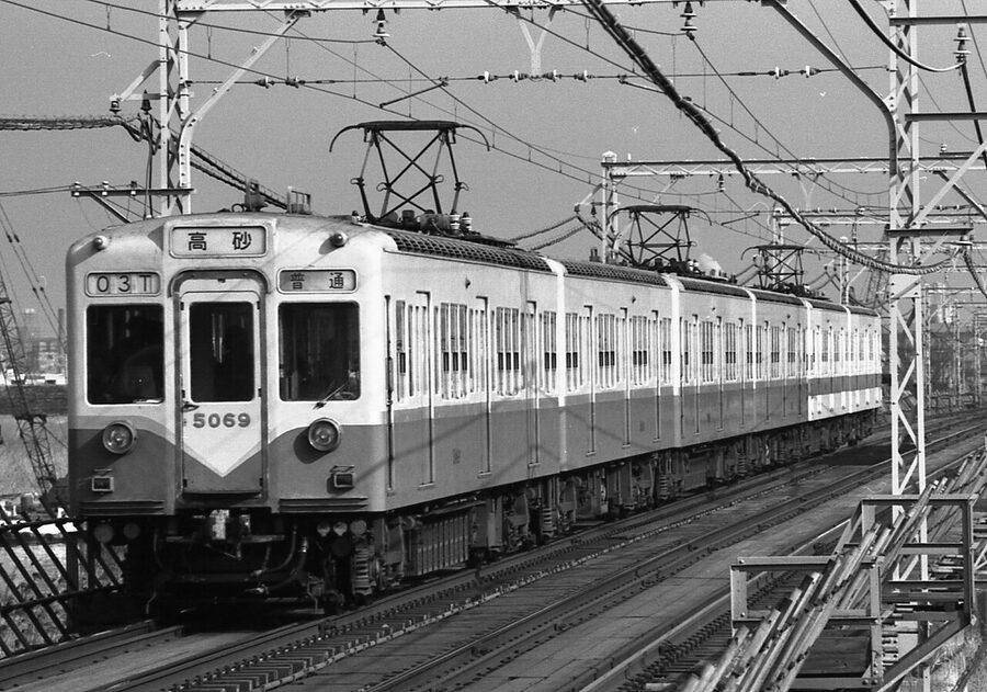 Toei 5000 series Asakusa Line train crossing Arakawa bridge in 1984
