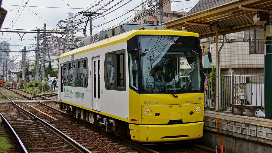 Toei 8800 series tramcar 8810 in yellow livery at Arakawa-shakomae