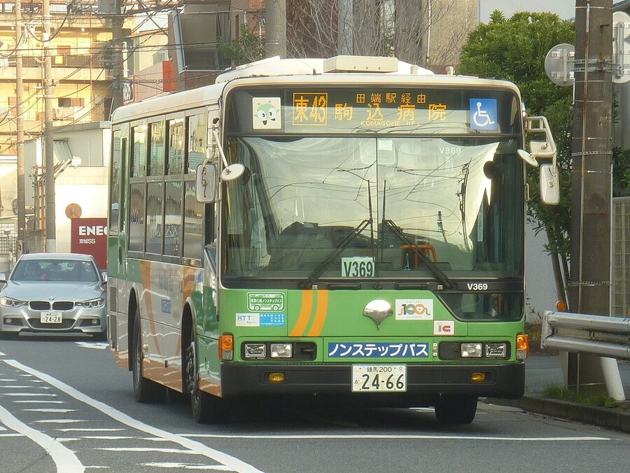 Toei bus V369 in modern green and cream livery