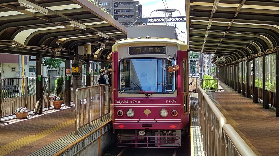 Tokyo Sakura Tram at Waseda stop