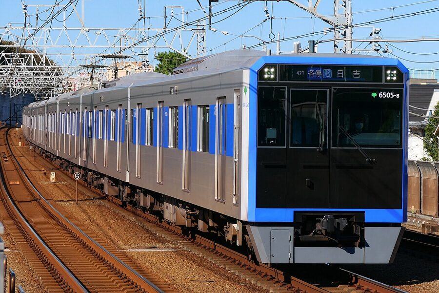Toei 6500 series 6505 entering Tamagawa Station bound for Hiyoshi