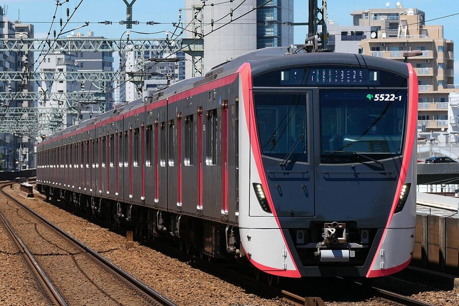 Toei 5500 series 5522 set entering Omori-Kaigan on Keikyu Main Line