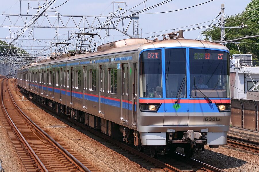 Toei 6300 series 6301 on Tokyu Meguro Line between Den-en-chofu and Tamagawa