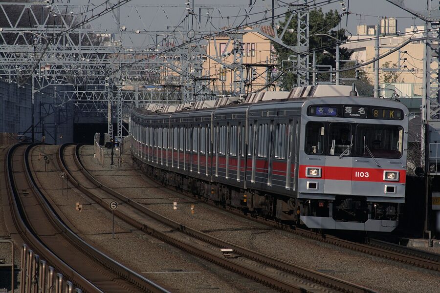 Tokyu 1000 series in Toyoko Line livery