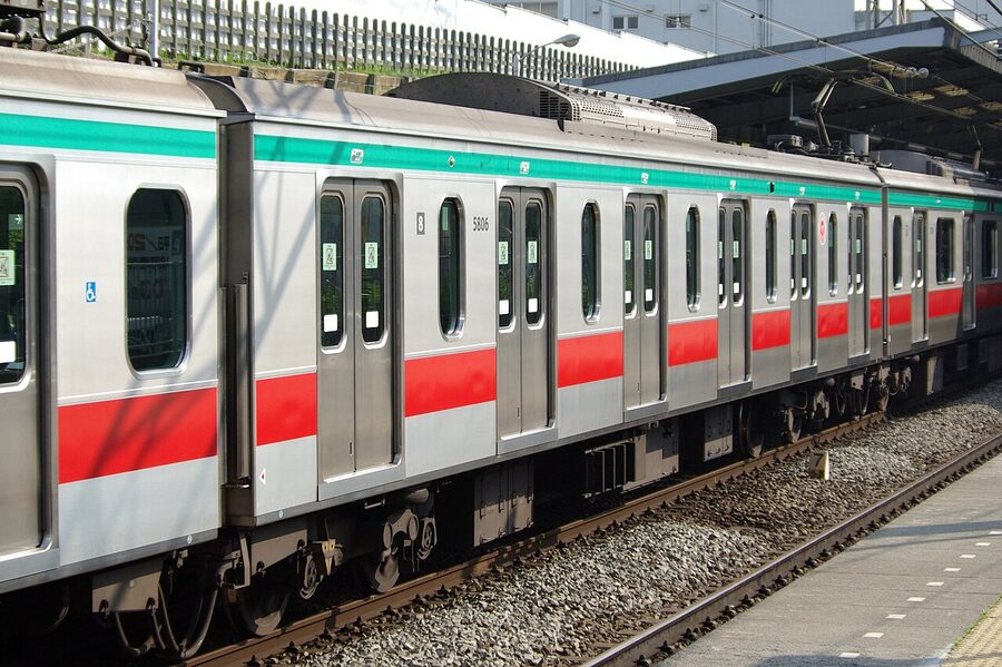 Tokyu 5000 series six-door car