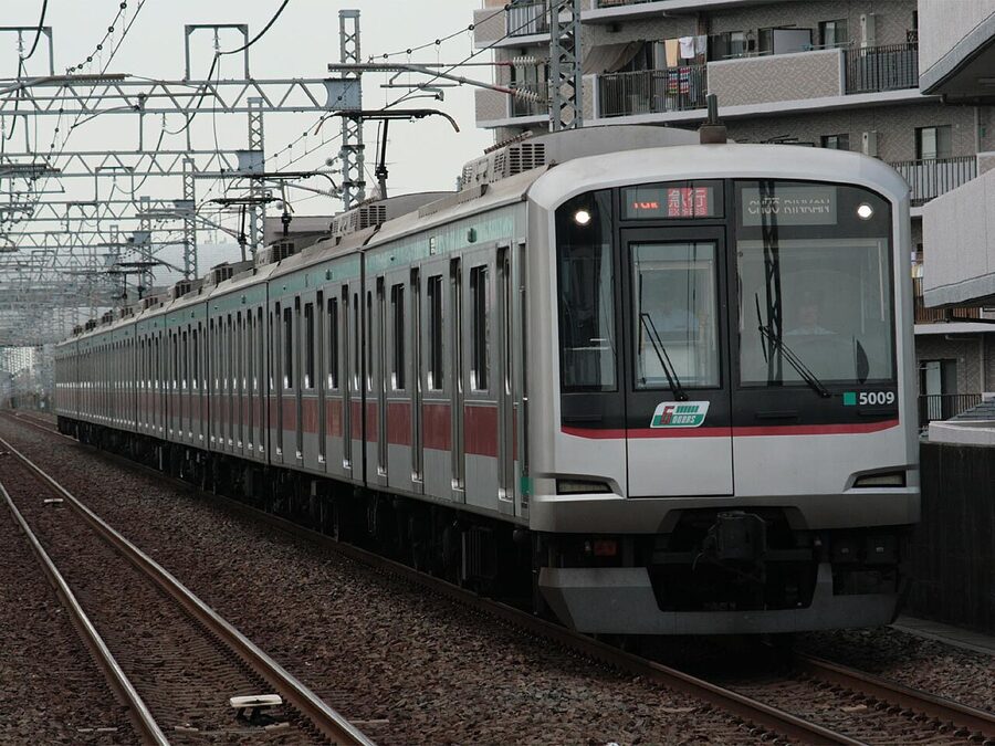 Tokyu 5000 series on the Den-en-toshi Line