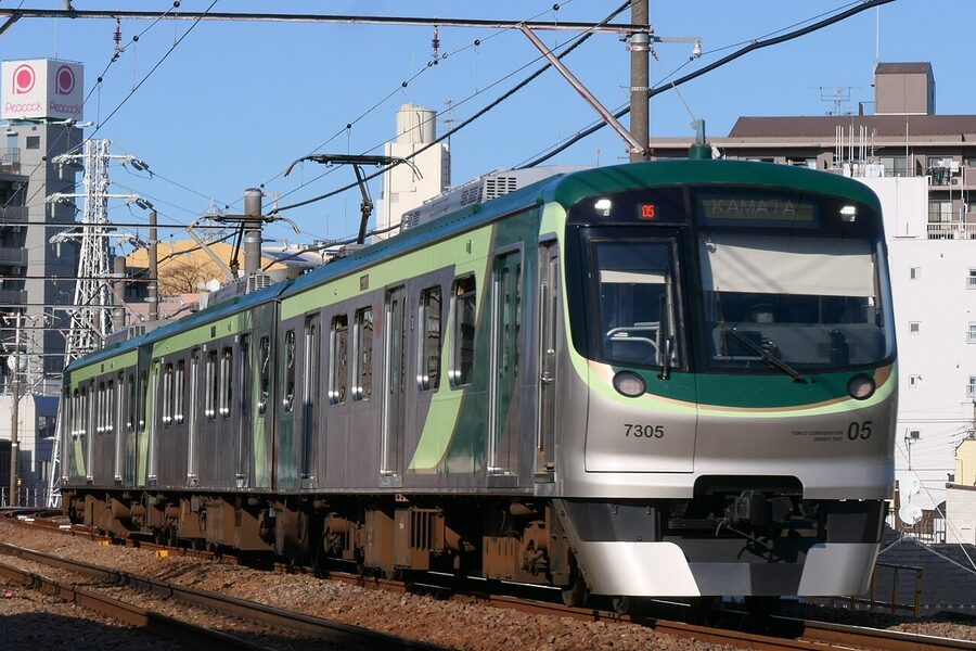 Tokyu 7000 series on the Ikegami Line
