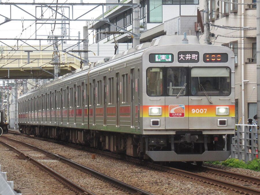 Tokyu 9000 series set 9007 on the Oimachi Line
