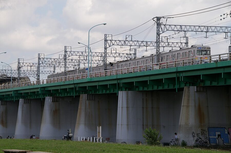 Tokyu Den-en-toshi Line in 2007