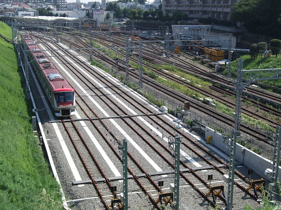 Tokyu Kajigaya yard with maintenance vehicles