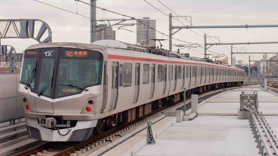 Tokyu train on an elevated section